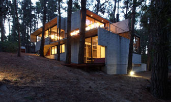 Casa Levels (Vivienda de veraneo en el Bosque de Mar Azul, Pcia. Buenos Aires) - Arqs. Mar&iacute;a Victoria Beson&iacute;as y Luciano Kruk