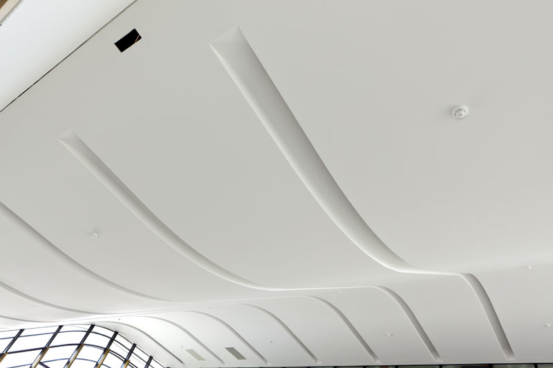 ambiente interior moderno con placa durlock extra curva 