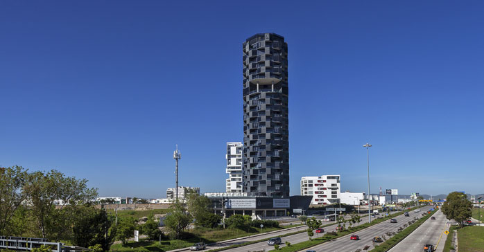 Torre de viviendas Adamant Puebla I / Mayer Hasbani