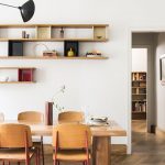 Los nuevos aliados de todos los ambientes del hogar: estantes de madera