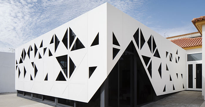 Tradición y alta tecnología en arquitectura escolar gracias a una espectacular fachada en HI-MACS®