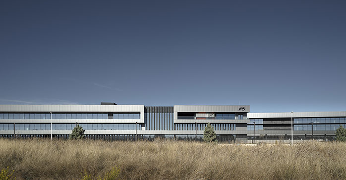 Edificio de oficinas y nave de producción para Power Electronics / Idom