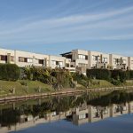 Conjunto de viviendas Lago Escondido Nordelta / Forcinito Arquitectos