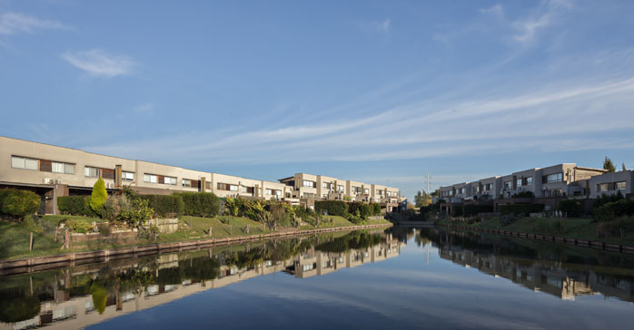 Conjunto de viviendas Lago Escondido Nordelta / Forcinito Arquitectos