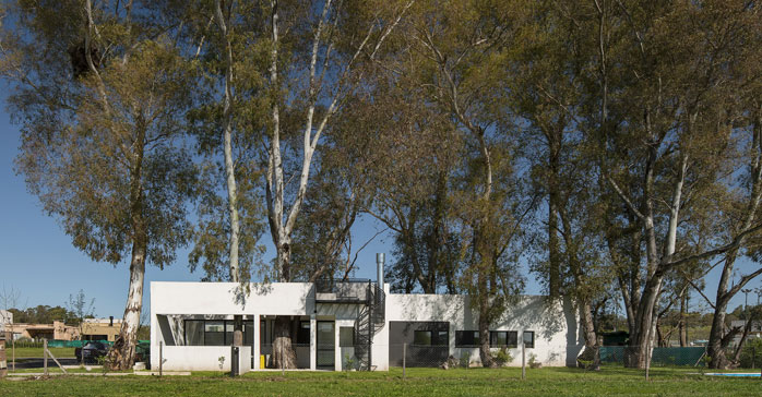 Vivienda en Pilar (El poema del árbol) / Arq. Juan Citroni