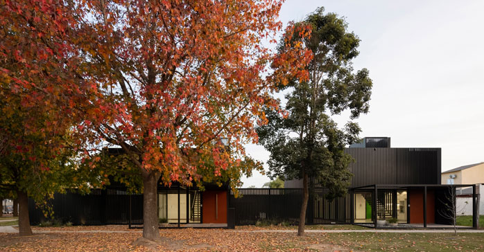 Dos Casas Metálicas / Mauricio Morra Arquitectos