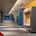 Talleres y pasillos del Colegio CimOrt / ARCO Arquitectura Contemporánea