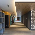 Talleres y pasillos del Colegio CimOrt / ARCO Arquitectura Contemporánea