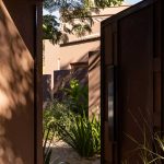 Casa [en] torno al árbol / otro estudio [oficina de arquitectos]