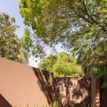 Casa [en] torno al árbol / otro estudio [oficina de arquitectos]
