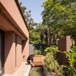 Casa [en] torno al árbol / otro estudio [oficina de arquitectos]