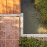 Casa [en] torno al árbol / otro estudio [oficina de arquitectos]