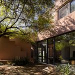 Casa [en] torno al árbol / otro estudio [oficina de arquitectos]