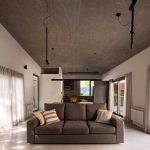 Casa [en] torno al árbol / otro estudio [oficina de arquitectos]