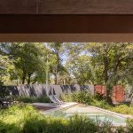 Casa [en] torno al árbol / otro estudio [oficina de arquitectos]