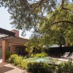 Casa [en] torno al árbol / otro estudio [oficina de arquitectos]