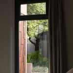 Casa [en] torno al árbol / otro estudio [oficina de arquitectos]