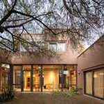 Casa [en] torno al árbol / otro estudio [oficina de arquitectos]