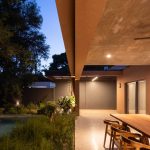 Casa [en] torno al árbol / otro estudio [oficina de arquitectos]