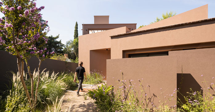 Casa [en] torno al árbol / otro estudio [oficina de arquitectos]