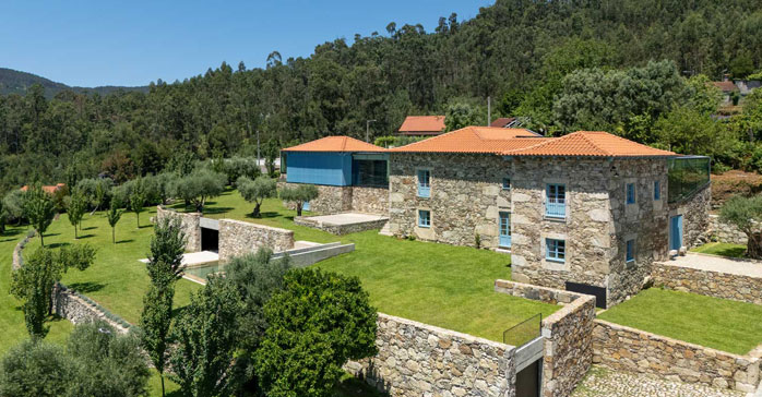 Hotel de la Casa de los Cerezos / Tiago do Vale Arquitectos