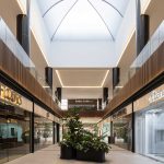 Centro comercial Pabellón Bosques / Taller David Dana